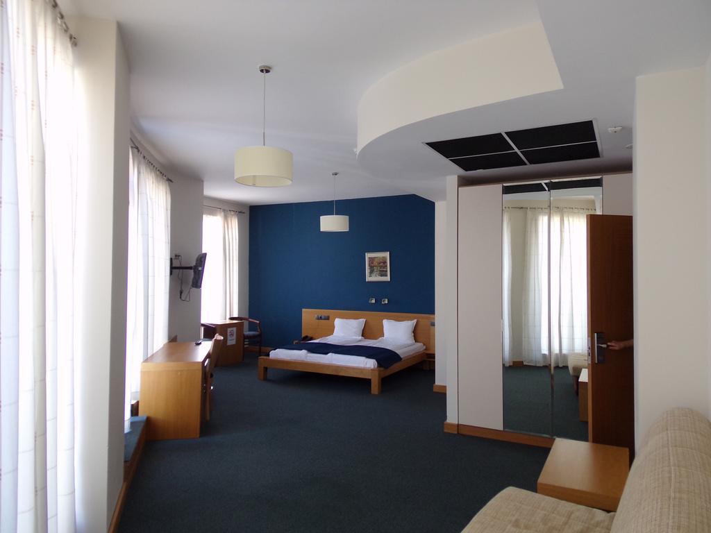 Universal Hotel ดุปนิตซา ภายนอก รูปภาพ