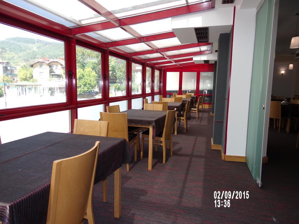 Universal Hotel ดุปนิตซา ภายนอก รูปภาพ